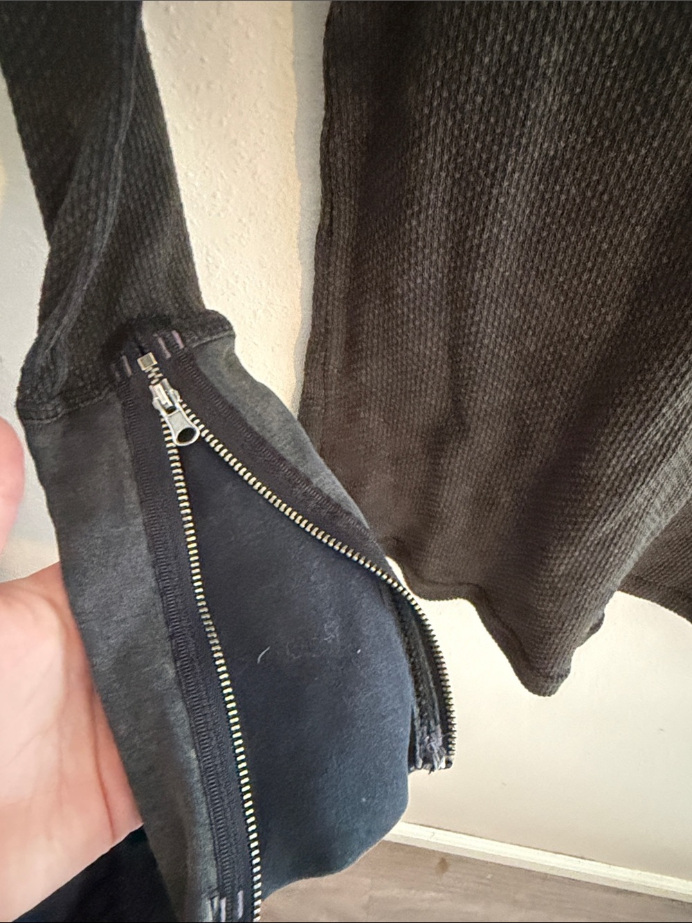 Free people V-Neck Thermal Top - zipper cuff - Picture 3 of 6